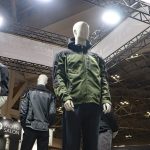 スマートなデザインも最新のエアバッグシステムを搭載し、万が一のアクシデントからライダーを守ってくれるヒットエアーのフーデッドエアバッグジャケット。