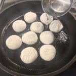 熱したフライパンに油をひき、凍ったままの餃子を並べます