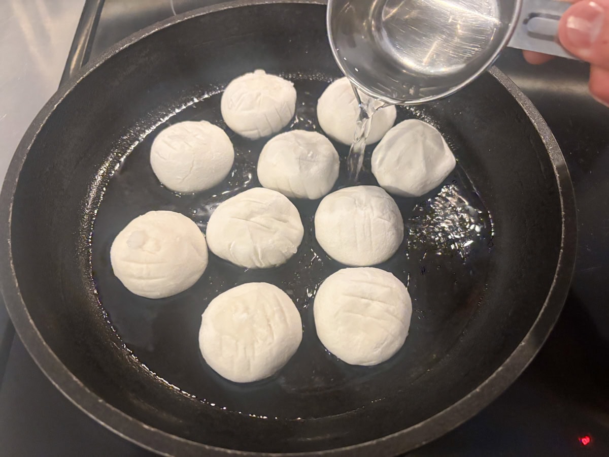 熱したフライパンに油をひき、凍ったままの餃子を並べます
