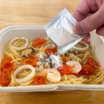 「スパゲッティ・アッロ・スコリオ」は冷凍高級パスタにふさわしく、シチリア島の岩塩が添付されていま