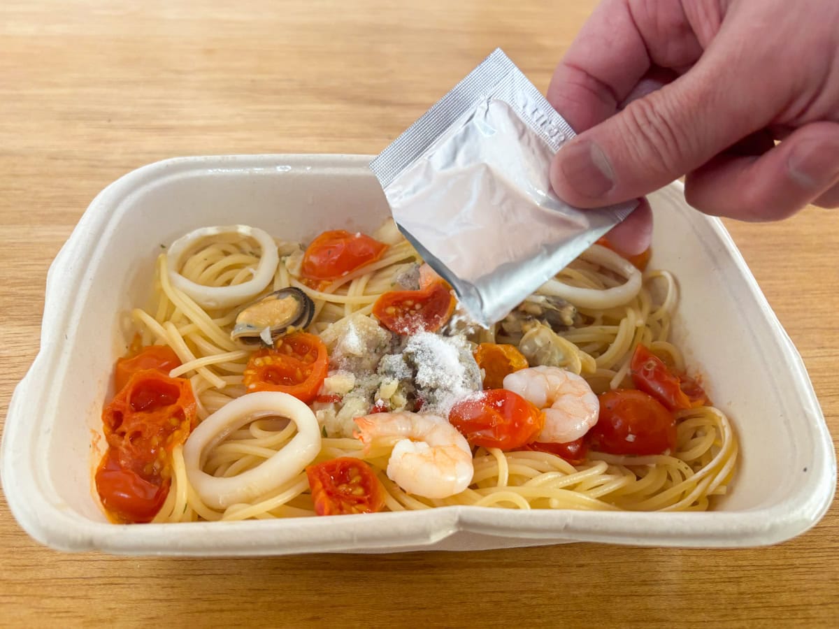 「スパゲッティ・アッロ・スコリオ」は冷凍高級パスタにふさわしく、シチリア島の岩塩が添付されていま