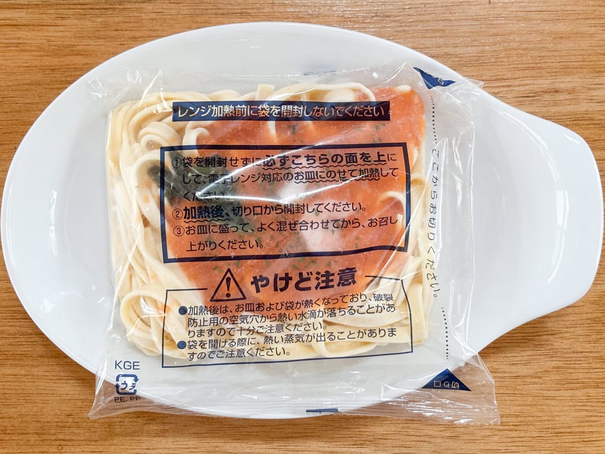 「マ・マー超もち生パスタ濃厚海老トマトクリーム」は耐熱皿に内袋の注意書き面を上にして乗せレンチン