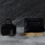 左から） クリーザン「ボックス ミニショルダー」￥53,900 クリーザン「サコッシュ」￥40,700