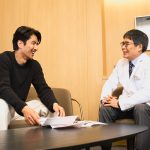 右は東京リライフクリニック総院⻑の⽯川正志先生