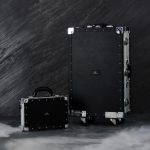 左から） クリーザン「ジュラルミンケース ミニ」￥275,000 クリーザン「ジュラルミン ケース」￥495,000