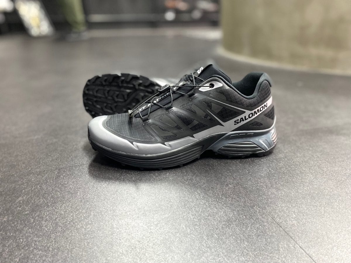 都会もアウトドアもキメる一足」夜仕様に進化したサロモンの人気