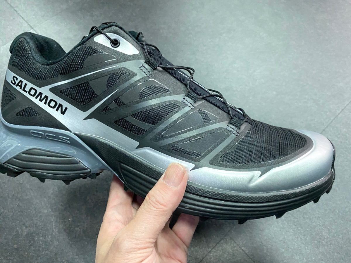 都会もアウトドアもキメる一足」夜仕様に進化したサロモンの人気