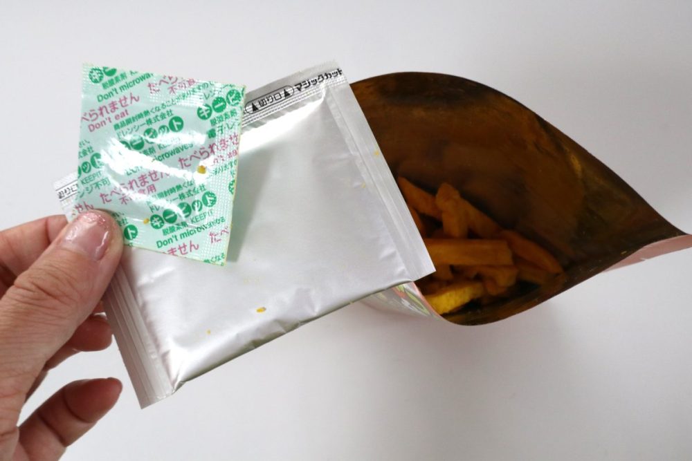フレーバーソースと脱酸素剤を取り出します