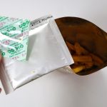 フレーバーソースと脱酸素剤を取り出します