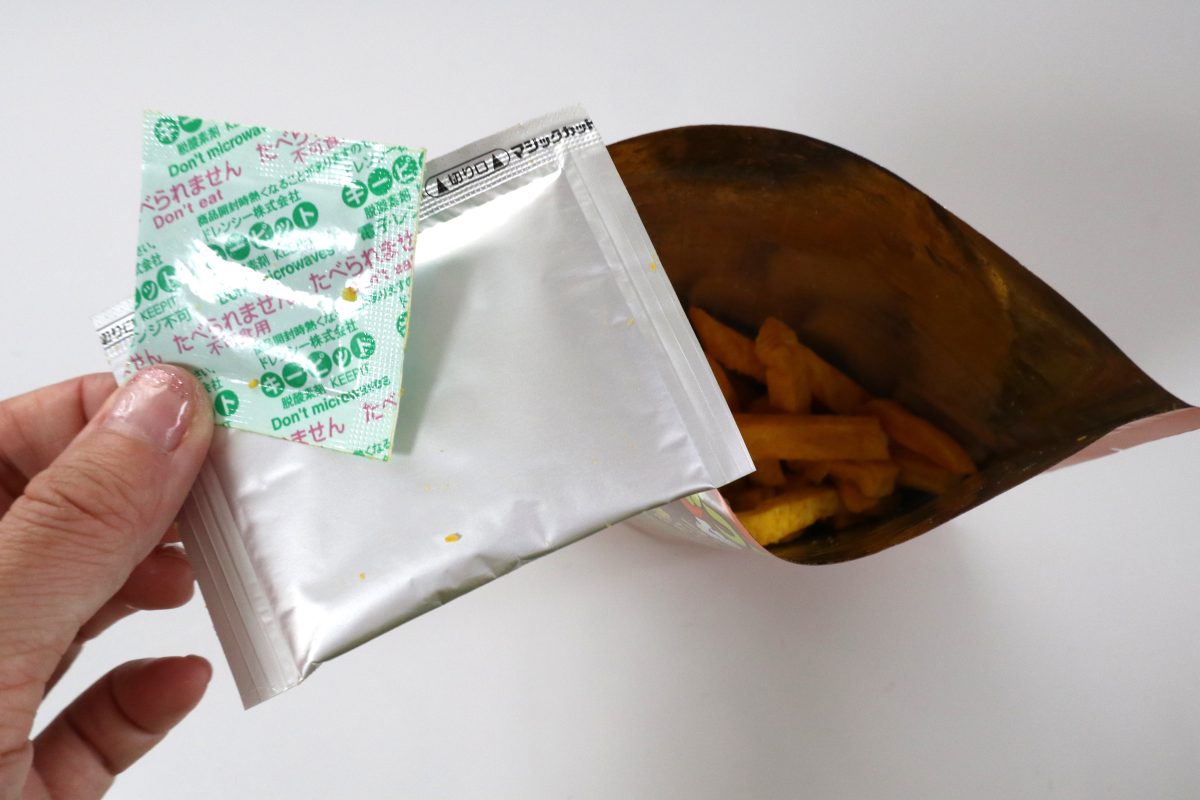 フレーバーソースと脱酸素剤を取り出します