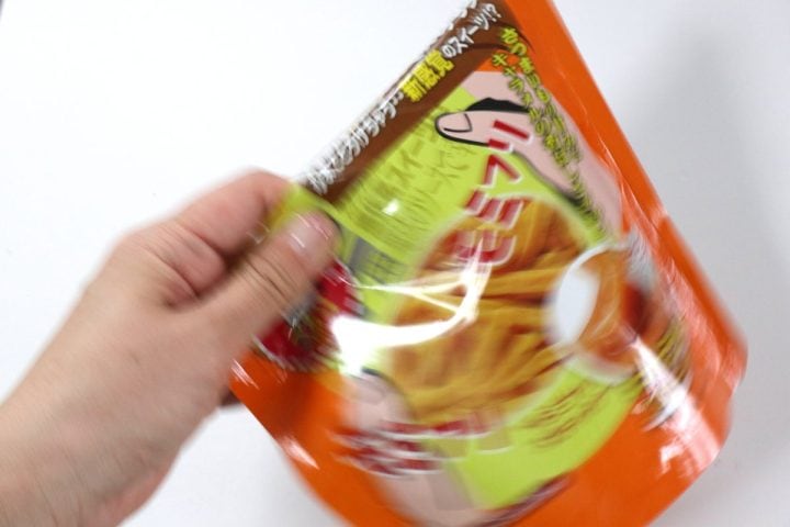 「ドンキで謎のお菓子を発見」モミフリして完成⁉濃厚ソースがクセになる…“シャカシャカ系さつま芋スティック”の味をぶっちゃけレビュー