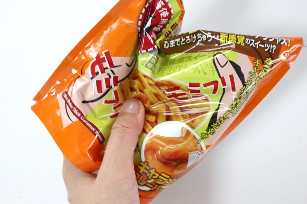 さらにフレーバーソースを揉みこみます。