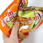 さらにフレーバーソースを揉みこみます。