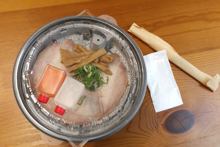 味変用のお酢とラー油つき