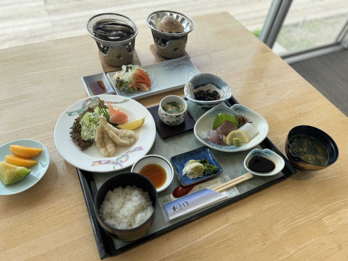 隣接するレストラン「いそ亭」では、近海で採れた新鮮な魚介類を使用したメニューが人気。