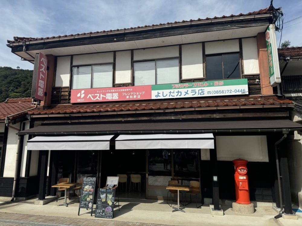 津和野川沿いにある写真館を改修し、カフェ＆ホステルとして生まれ変わったcafe&hostel TMC。
