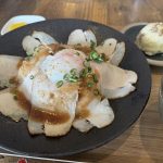 カフェメニューも充実し、まめ茶を使ったスムージーなども。