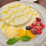 アップルマンゴー＆レアチーズクリームのホットケーキ