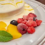 トッピングは、濃厚な甘みが特長の“マハチャノックマンゴー”とフローズンベリー、バニラアイス