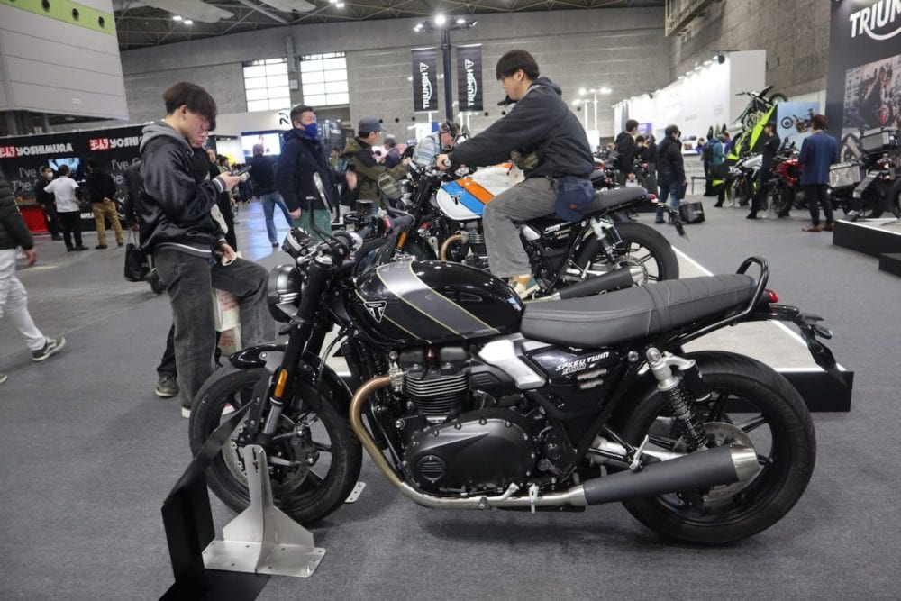 来場者たちは皆、気になるバイクに跨り、試すのが定番の楽しみ方
