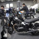 来場者たちは皆、気になるバイクに跨り、試すのが定番の楽しみ方