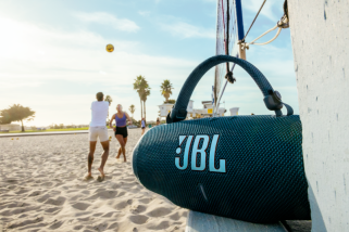 「AIなど新機能を搭載」進化した“JBLの最新ポータブルBluetoothスピーカー”はまさにライフスタイルに彩りを加える必需品