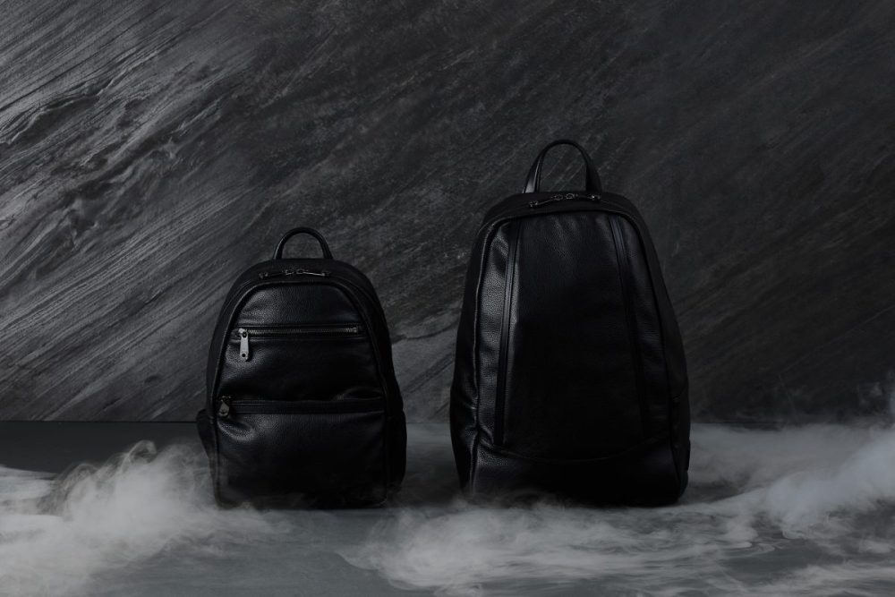 左から） クリーザン「ミニリュック」￥61,600 クリーザン「リュック」￥79,200