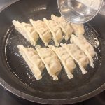100ccの水を入れたら、フタをしたまま中火から強火で約5〜6分焼き目をつけていきます