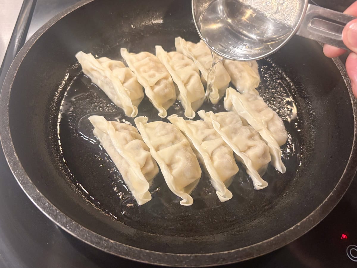 100ccの水を入れたら、フタをしたまま中火から強火で約5〜6分焼き目をつけていきます