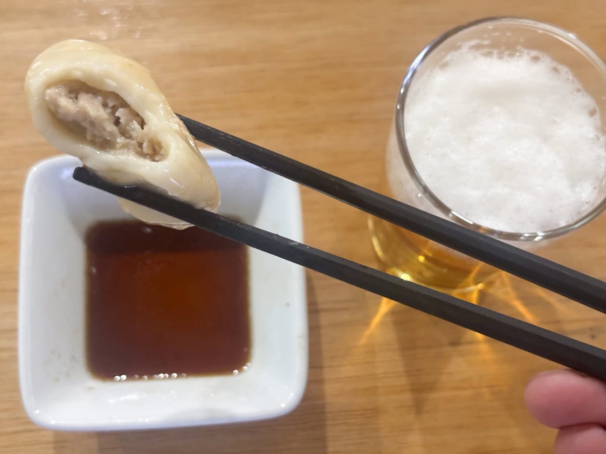 「極みの肉汁爆弾餃」は、ご飯よりもビールにベストマッチの餃子です