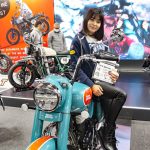 昨今、人気が高まっているロイヤルエンフィールドの新作モデル「ゴアンクラシック350」。女性は公式アンバサダーのmapicoさん