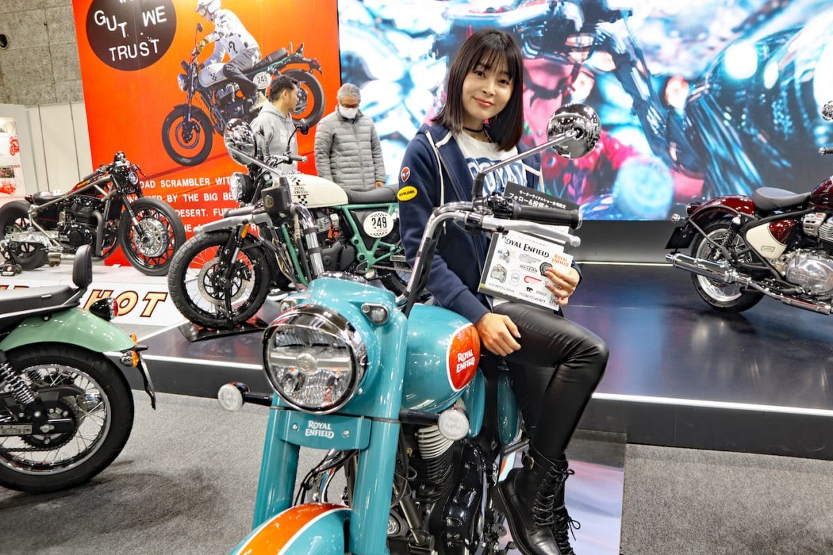 昨今、人気が高まっているロイヤルエンフィールドの新作モデル「ゴアンクラシック350」。女性は公式アンバサダーのmapicoさん