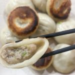 ひとくち噛むと飛び出すほどの肉汁たっぷりで、まさに肉汁爆弾！