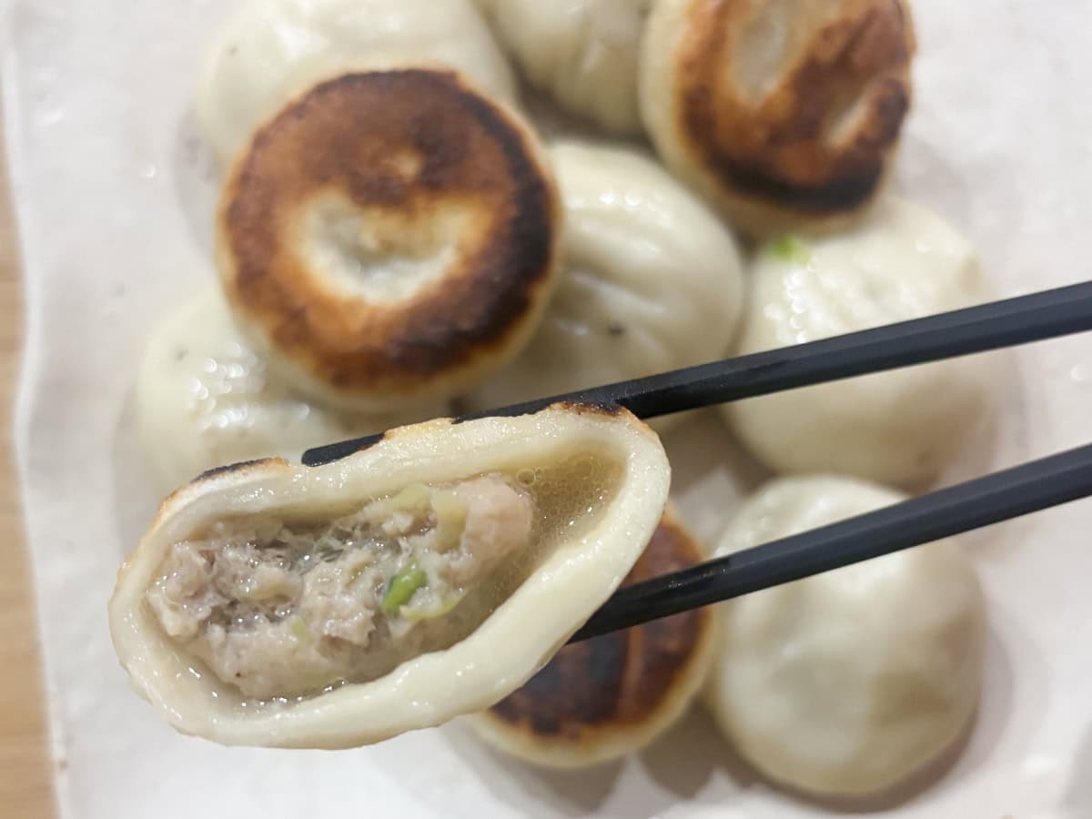 ひとくち噛むと飛び出すほどの肉汁たっぷりで、まさに肉汁爆弾！