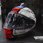 日本が世界に誇るヘルメットブランド「SHOEI」と「機動戦士ガンダム THE ORIGIN」のコラボモデル。こちらはRX-78 02ガンダムバージョン