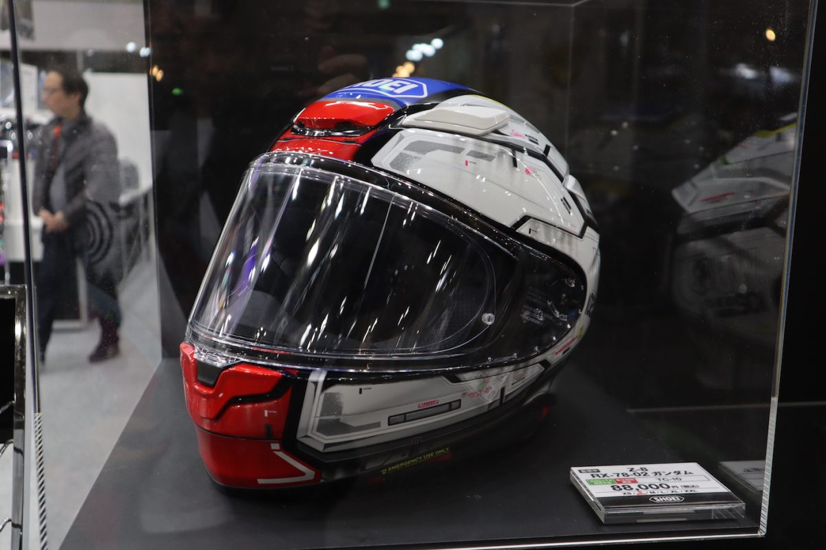 日本が世界に誇るヘルメットブランド「SHOEI」と「機動戦士ガンダム THE ORIGIN」のコラボモデル。こちらはRX-78 02ガンダムバージョン