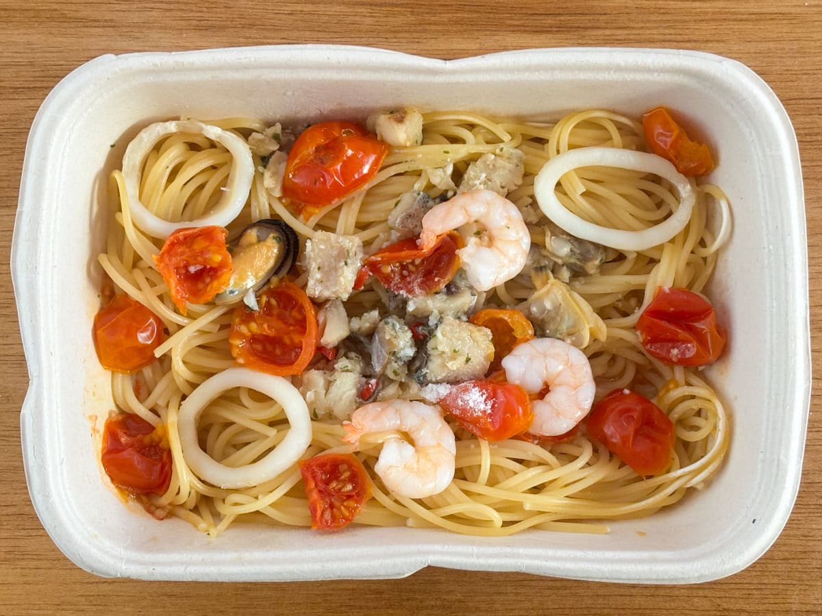 冷凍パスタでこんなに豪華な魚介のトッピングは初めての体験