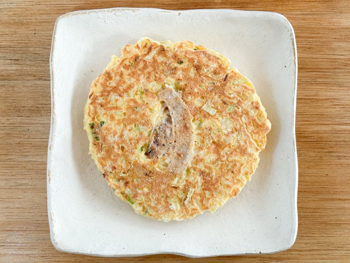 お好み焼きは豚肉が薄っすら見える仕上がりで凍ってます