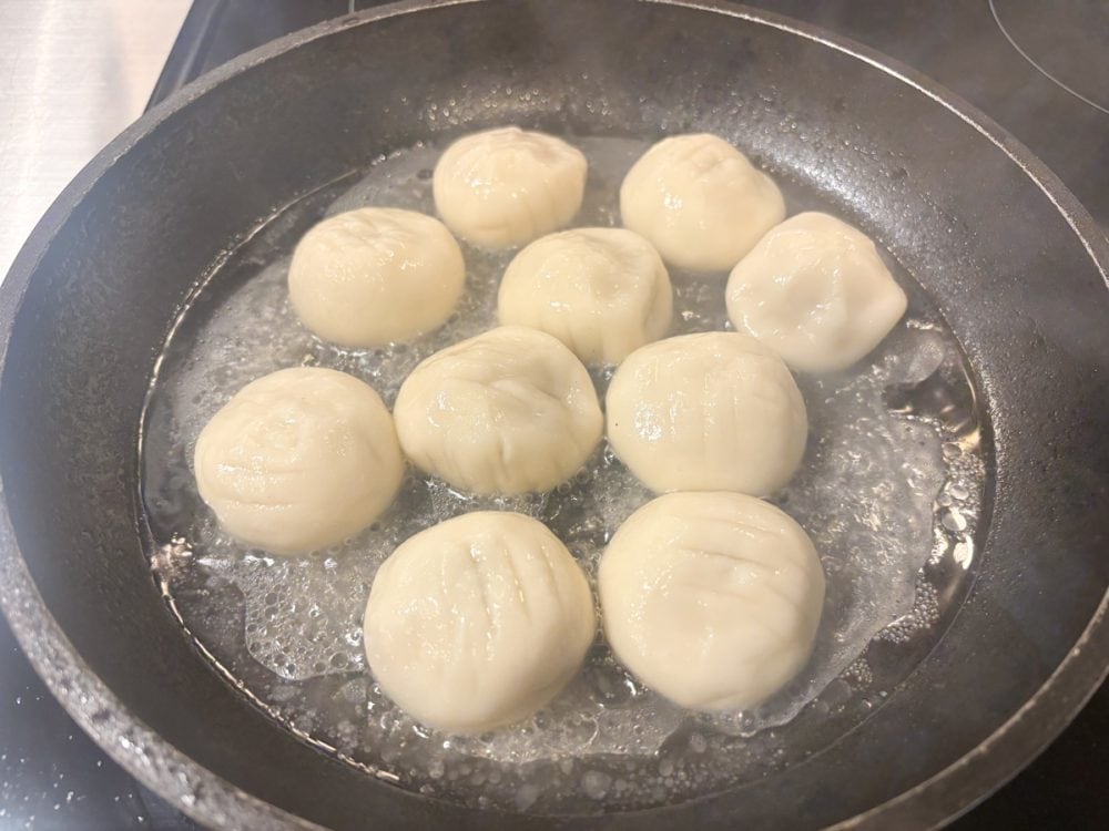 焼きはじめから5分たったらフタを開けて、水分をしっかり飛ばします