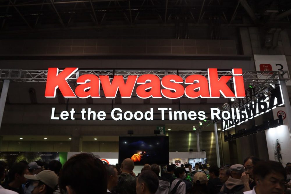 国産ブースの中でも落ち着いた雰囲気のカワサキブース。ブース内にはオリジナルグッズを販売するカワサキプラザも併設されていた。