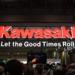 国産ブースの中でも落ち着いた雰囲気のカワサキブース。ブース内にはオリジナルグッズを販売するカワサキプラザも併設されていた。