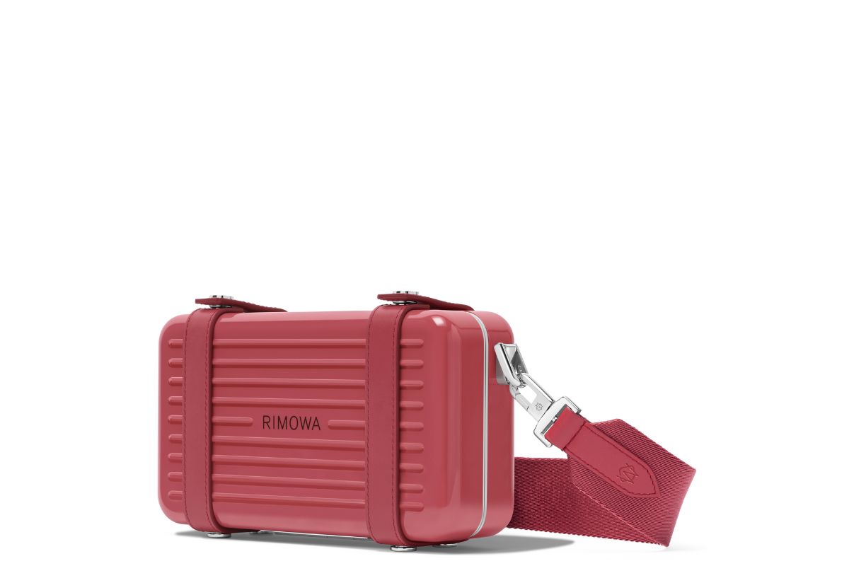 リモワ「エッセンシャル クロスボディバッグ」￥200,200／H13×W21.5×D7㎝