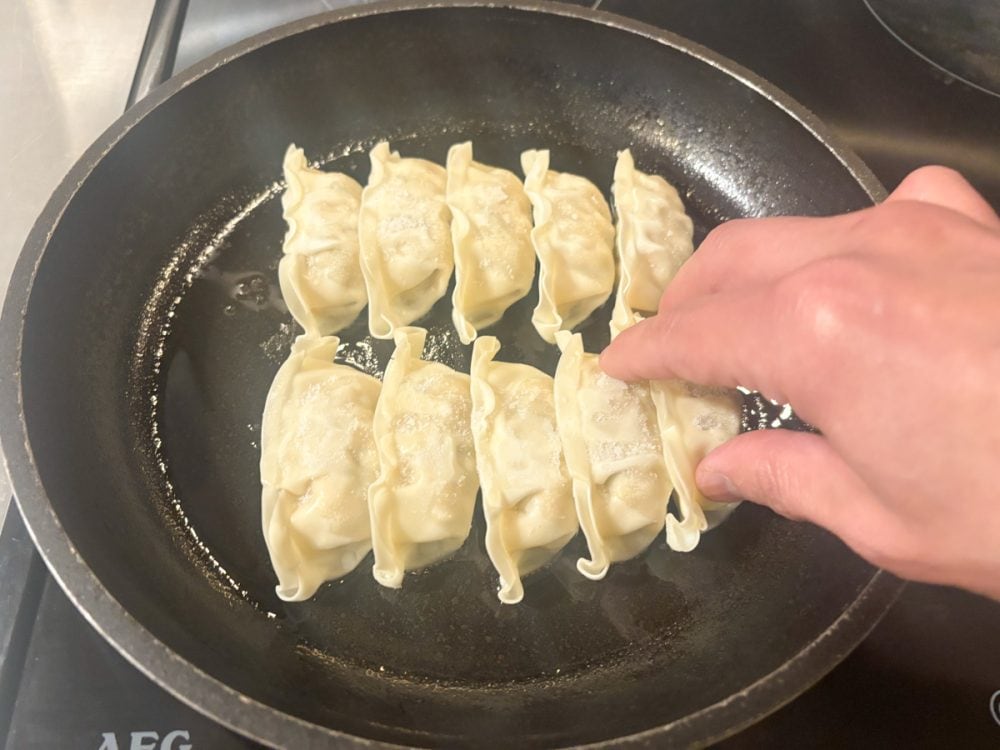 フライパンを熱し、油をひいて冷凍のまま焼きはじめます