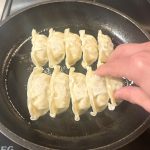 フライパンを熱し、油をひいて冷凍のまま焼きはじめます