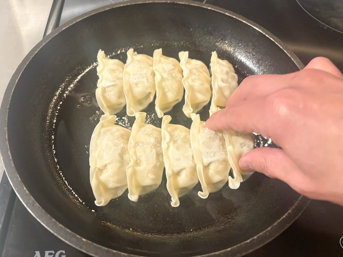 フライパンを熱し、油をひいて冷凍のまま焼きはじめます