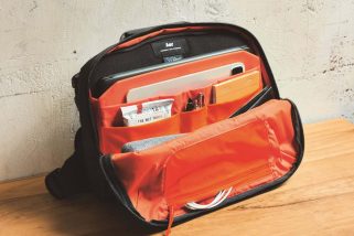 「最強のお散歩ショルダーバッグ」最新ガジェットがこんなに入るの!? “階層的に仕分け収納できる”Aerのショルダーバッグを徹底解説