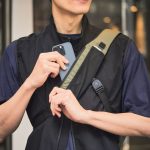 ショルダーストラップにスマホに入れておける！