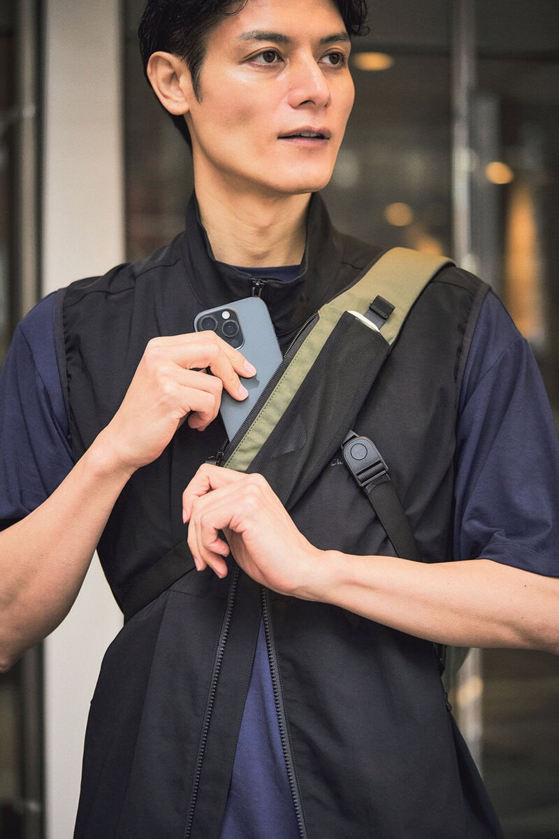 ショルダーストラップにスマホに入れておける！