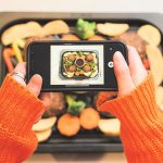 専用アプリで撮影してビストロに送信。自動で加熱時間を判断してくれる