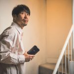 バッテリー内蔵で重量は約850g。部屋の移動からアウトドアまでラクラク持ち運べる